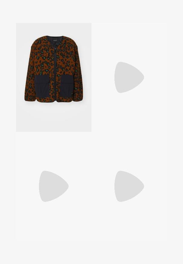 Leopardmønstret fleecejakke i brun med sorte detaljer, der har lynlås foran og to forlommer. Den strukturerede materialer tilfører varme.; Sort bomulds T-shirt med rund halsudskæring, korte ærmer og lige kant. Glat tekstur; enkel, udekoreret design.; Et label med flersprogede tekster, pleje symboler og genbrug ikoner, trykt på et blødt stoflignende materiale i lyse farver.; Sorte patenterede læderslippers med et fletdesign, frynsedetalje og en kraftig, struktureret gummisål. Sidevinkel viser den slanke silhuet.; Sort læder crossbody taske med klap, to sølvspænder, gul syning og justerbar rem. Har en glat overflade og kompakt design.