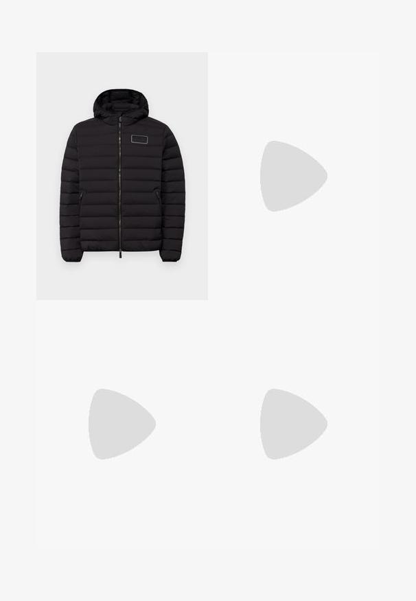 Doudoune noire avec capuche, dotée d'une fermeture éclair à l'avant, de poignets élastiques et de poches latérales. Design matelassé texturé avec un patch logo.; Polo à manches longues blanc en coton, avec un col classique, trois boutons et un logo EA7 noir sur la poitrine.; Pantalons cargo beiges avec une taille élastique, comportant deux poches latérales et un tissu doux et léger. Texture froissée.; Baskets blanches et noires avec une tige en cuir lisse, des accents texturés et une semelle épaisse blanche. Présentent un design classique à lacets.; Banane en textile noir de forme incurvée, avec un compartiment principal zippé et une poche avant, étiquette de marque embossée à l'avant.