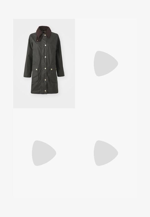 Zwarte waterdichte jas met een bruine corduroy kraag, gouden drukknoopsluitingen, twee voorzakken en een knielange snit.; Zwarte katoenen t-shirt met een ronde hals, korte mouwen en een geborduurd logo op de borst. Eenvoudige, comfortabele pasvorm zonder patronen.; Zwarte op maat gemaakte broek met een recht model, voorzien van een soepele textuur en scherpe plooien aan de voorkant. Geen zichtbare hardware.; Zwarte leren slingback hakken met een spitse neus, voorzien van een slanke hak en een goudkleurige accent op de verstelbare band. Gladde textuur.