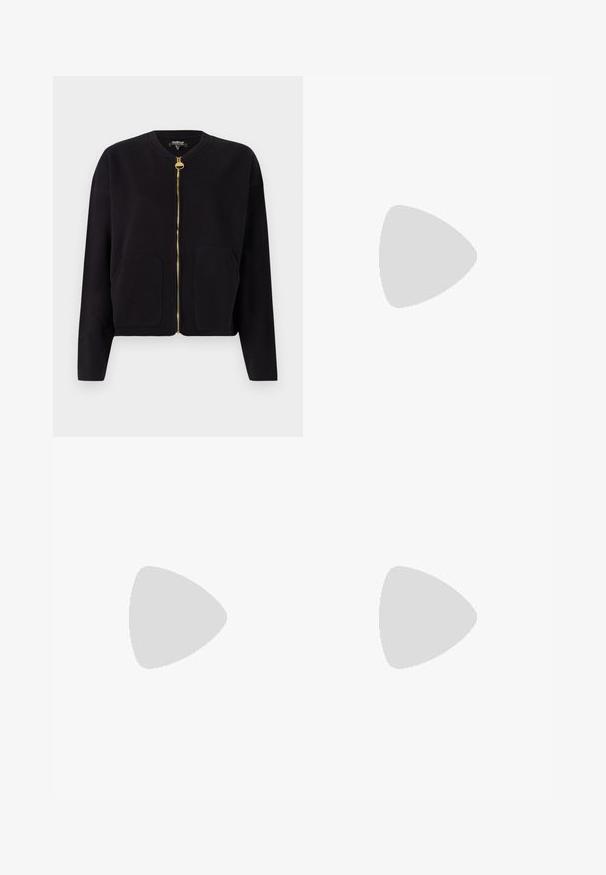 Schwarze Zip-Up-Trainingsjacke aus weichem Stoff mit rundem Ausschnitt, zwei Fronttaschen und goldener Hardware am Reißverschluss.; Weißes Kurzarm-T-Shirt aus leichtem Baumwollstoff. Hat einen runden Halsausschnitt und umgeschlagene Ärmel. Rotes Logo-Tag am Kragen.; Helle blaue Jeans mit elastischem Bund, Kordelzug und aufgerollten Säumen. Gerades Bein mit lässiger Passform.; Schwarze Lederloafers mit glatter Oberfläche, genähten Details um die Zehen und einer niedrigen Gummisohle. Kombiniert mit weiten schwarzen Hosen.