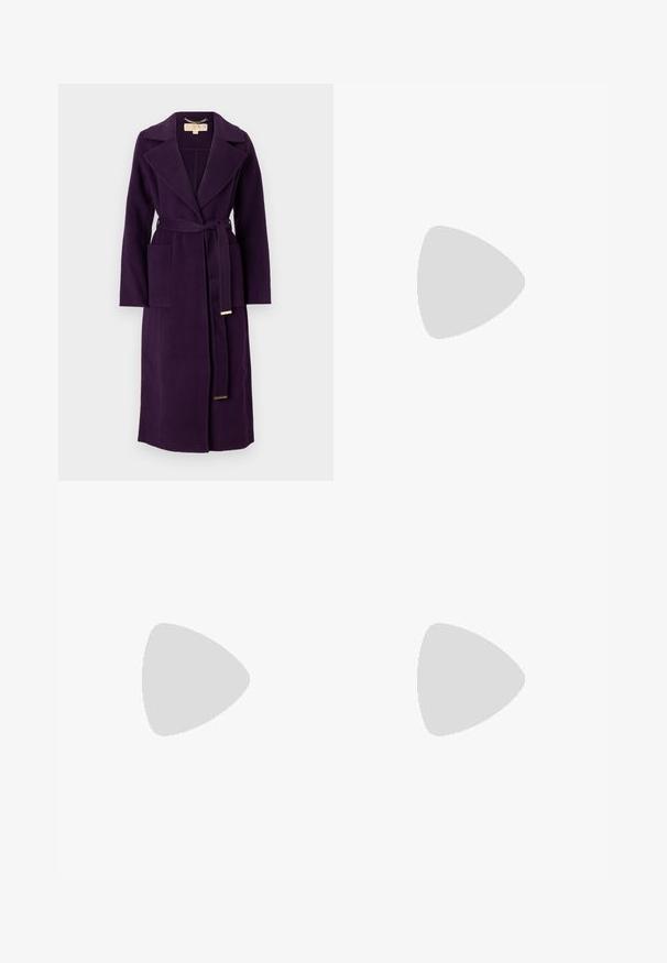 Trench coat de lana púrpura con cuello con muesca, cintura ceñida y dos bolsillos frontales. Presenta una textura suave y acentos de hardware en tono dorado.; Top de manga corta a rayas en crema y azul marino, con cuello redondo y un diseño cuadrado, confeccionado en una tela texturizada.; Polo Ralph Lauren HEMP WIDE LEG PANT - Pantalones - nevis; Sandalia de tacón alto beige con punta cuadrada, tira delgada en el tobillo y tacón ancho. Textura de cuero suave con un detalle de hebilla dorada.