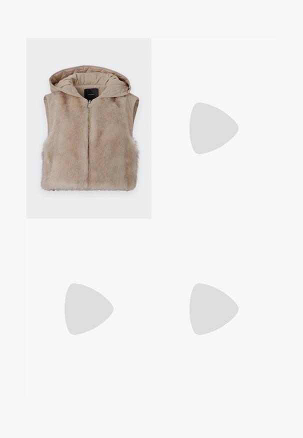 Gilet beige senza maniche con parte anteriore in pelliccia e retro in tessuto trapuntato. Caratterizzato da un cappuccio e una cerniera frontale. Texture morbida e design semplice.; T-shirt bianco a maniche corte realizzato in cotone leggero. Presenta un collo rotondo e maniche arrotolate. Etichetta rossa con logo sul colletto.; Jeans a palazzo di colore blu chiaro realizzati in denim, con vita alta, tasche e orli sfilacciati. Il tessuto presenta un lavaggio sbiadito e una texture sottile.; Scarpa nera in pelle con tacco alto, punta affusolata, cinturino alla caviglia e tacco sottile. Texture liscia con un accento dorato alla base del tacco.