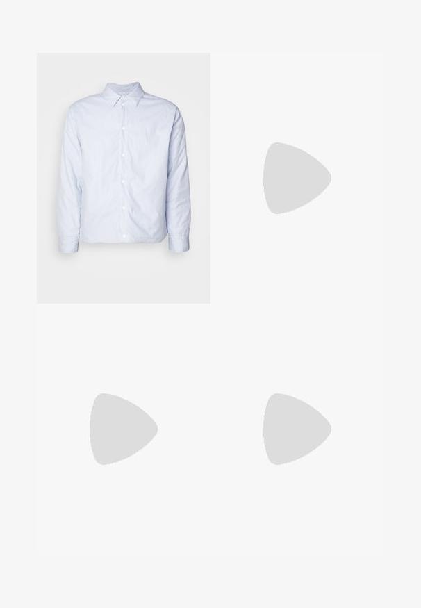 Blå og hvidstribet skjorte med knap, lange ærmer, klassisk krave, lavet af bomuldsstof, med hvide knapper foran og manchetter.; Mørkeblå T-shirt med korte ærmer og hvid tekst "neanche per sogno" centreret på brystet, rund hals, medium størrelse.; Mørkeblå lige ben denim jeans med frontknap, lynlås, dobbelte forlommer og synlige lodrette folder ned langs benene.; Sorte læderloafers med en glat overflade, rund tå og en dekorativ strop over vampen. Lav hæl med stabeldesign, minimalistisk stil.
