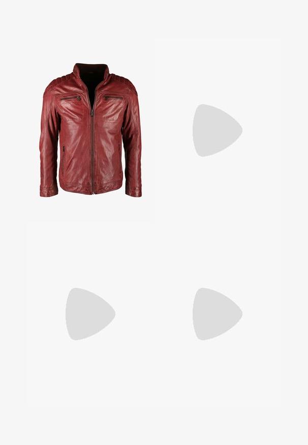 Rote Lederjacke mit Reißverschluss, zwei vorderen Reißverschluss-Taschen, strukturiertem Finish und gesteppte Akzente an den Schultern.; Dunkelgraues Adidas-T-Shirt mit kurzen Ärmeln und einem kleinen neongrünen Aufdruck von Lautsprechern, Sonne und dem Adidas-Logo auf der linken Brust.; Schwarze Sporthose aus leichtem Material, mit einem Kordelzugbund und weißen seitlichen Streifen. Lockerer Schnitt mit glatter Textur.; Schwarz-weiße Sneaker mit einem Obermaterial aus Wildleder und Leder, ausgestattet mit drei weißen Streifen, einer perforierten Zehenpartie und einer Sohle aus Gummi.