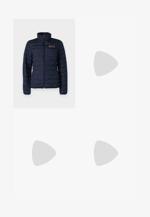 EA7 Emporio Armani Vinterjakke - navy; Filippa K BRAID - Strikkegenser - black; Hvite vide bukser laget av bomull med en glatt tekstur. Har en frontknapp, glidelåsgylf og fire lommer.; Sorte læderballetsko med spids tå og en sidelås med en cirkulær guldfarvet detalje. Letvægtig med flad sål.