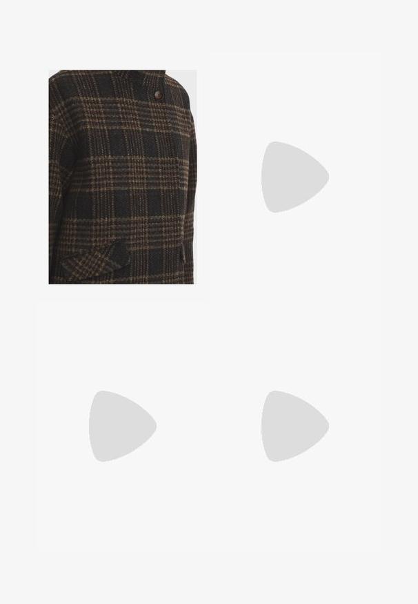 Uldfrakke i et mørkt ternet mønster med brune, sorte og beige nuancer; har høj krave og en enkelt knaplukning, struktureret overflade.; Hvid bomulds-t-shirt med korte ærmer, rund halsudskæring, afslappet pasform og stitched søm. Mærket er synligt indeni halsen.; Sorte bukser lavet af glat stof, der har høj talje, brede ben, frontfolder og klassiske bælteløkker. Ingen synlige sidelommer.; Sorte læder balletflade med spids tå, udstyret med en rem med en cirkulær metallisk spænde og en flad sål.