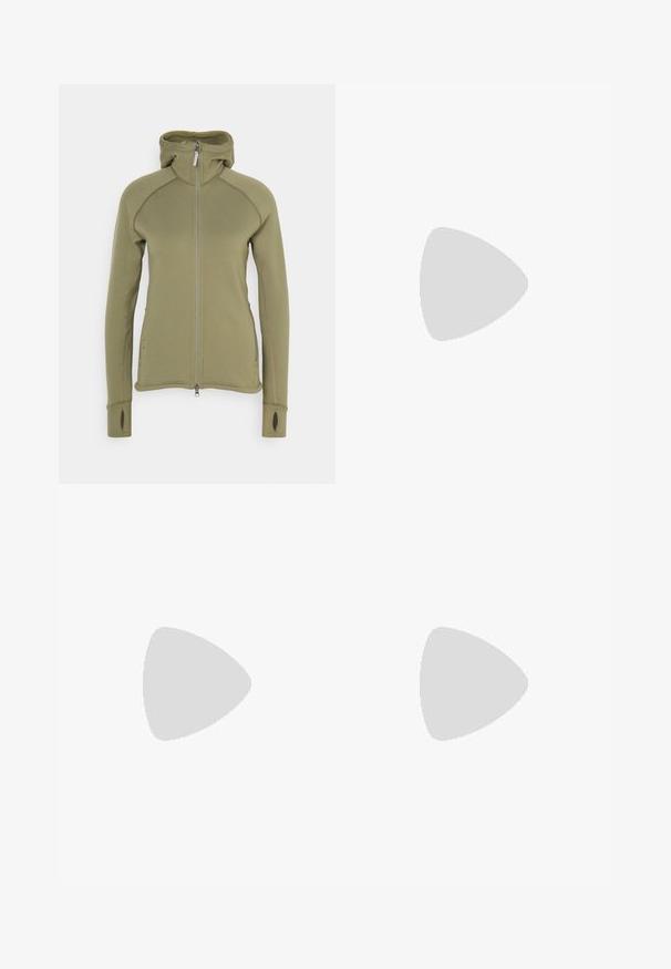 Houdini POWER HOUDI - Fleecejakke - sage green; Sort langærmet t-shirt lavet af bomuld med rund hals. Har et lille hvidt logo på venstre brystområde. Enkel design og pasform.; Sorte, tætsiddende bukser lavet af et fleksibelt materiale. Funktioner inkluderer en lynlåslomme i siden, artikulerede knæ og en glat tekstur.; Sort løbesko med en tekstureret gummisål, åndbart overmateriale og flade snørebånd. Har en støttende hæl og et slankt design.