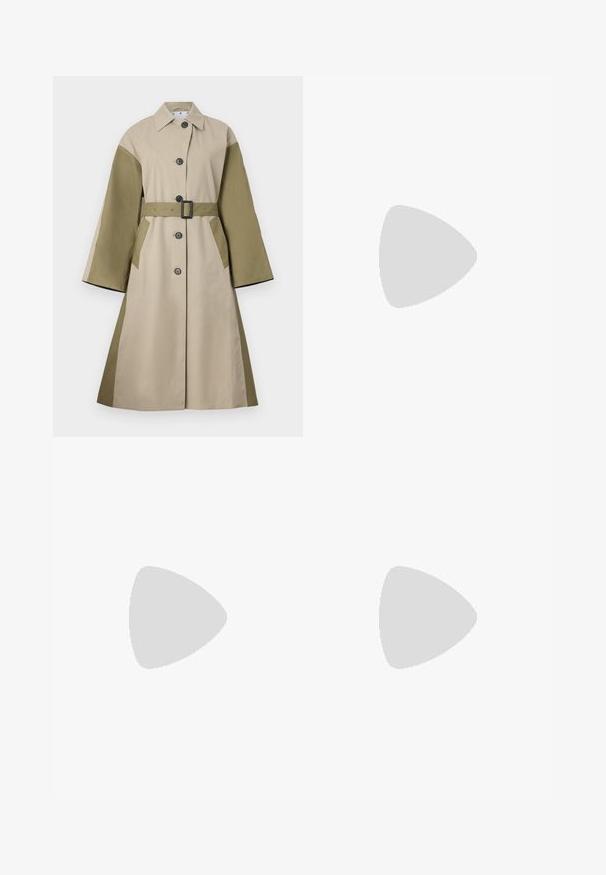 Trench coat beige e verde oliva con cintura, grandi bottoni e design svasato. Presenta maniche ampie e tasche laterali.; Lungo abito bordeaux realizzato in tessuto trasparente e morbido, con un corpino avvolgente, dettagli arricciati e maniche lunghe trasparenti.; Stivale in pelle marrone al ginocchio con punta affusolata e tacco trasparente e chunky. Texture liscia con dettagli minimi.; Bandana blu scuro con bordo a corda, cowboy centrale che cavalca un cavallo imbizzarrito e testo "LEVI'S INDOSSATI DA TUTTI I COWBOYS" sotto.