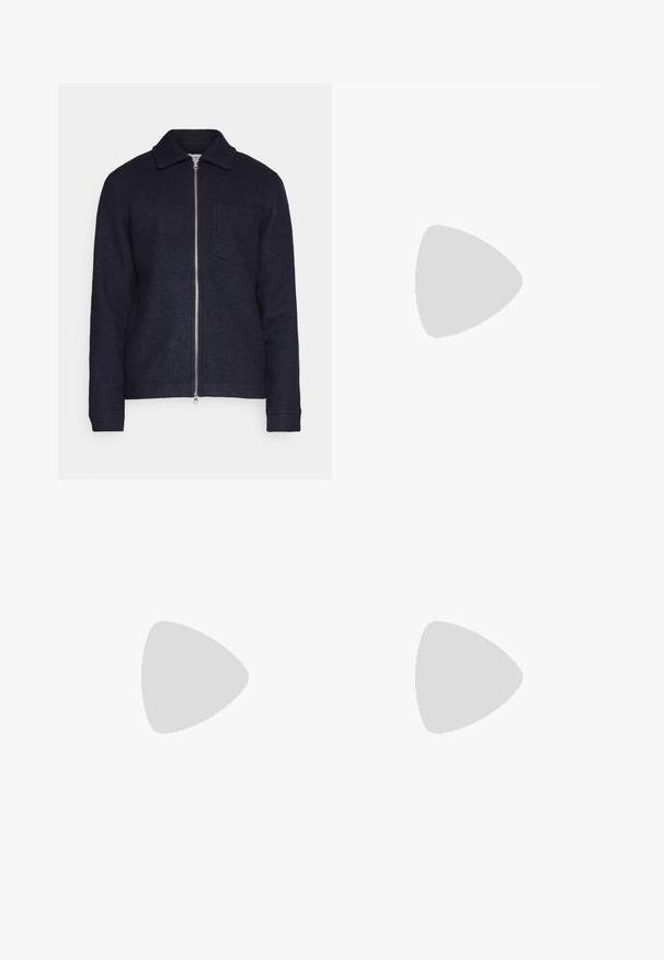 Veste bleu marine foncé en tissu texturé, avec une fermeture éclair à l'avant, un col et une poche sur la poitrine gauche. Manches longues avec poignets.; Chemise blanche à manches longues en coton, dotée d'un col classique, de boutons à l'avant et de détails de couture minimalistes.; Pantalon bleu marine en tissu texturé, avec des jambes droites, un devant plat et deux poches latérales. Pas de motifs ou d'accents visibles.; Chaussure habillée en cuir noir avec double boucle, silhouette élégante et bout rond. Dispose d'un petit talon et d'une texture lisse.