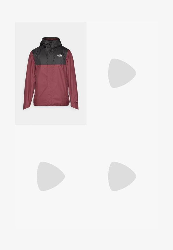 The North Face M QUEST ZIP-IN JACKET - EU - Lauko striukė - alpine plum/black; Juodas trumpas rankovės marškinėliai, pagaminti iš medvilnės, su apvaliu kaklu ir mažu baltu logotipu viršutiniame kairiajame krūtinės kampe.; Juodos sportinės kelnės, pagamintos iš lengvos medžiagos, su raišteliu liemens srityje, šoniniais kišenėmis ir siaurėjantys apykaklės prie kulkšnies.; Juoda bėgimo batai su tekstūruotu paviršiumi, guma padais ir sustiprinta pirštų dalimi. Yra paminkštinta apykaklė ir kilpos, leidžiančios lengvai užsidėti.