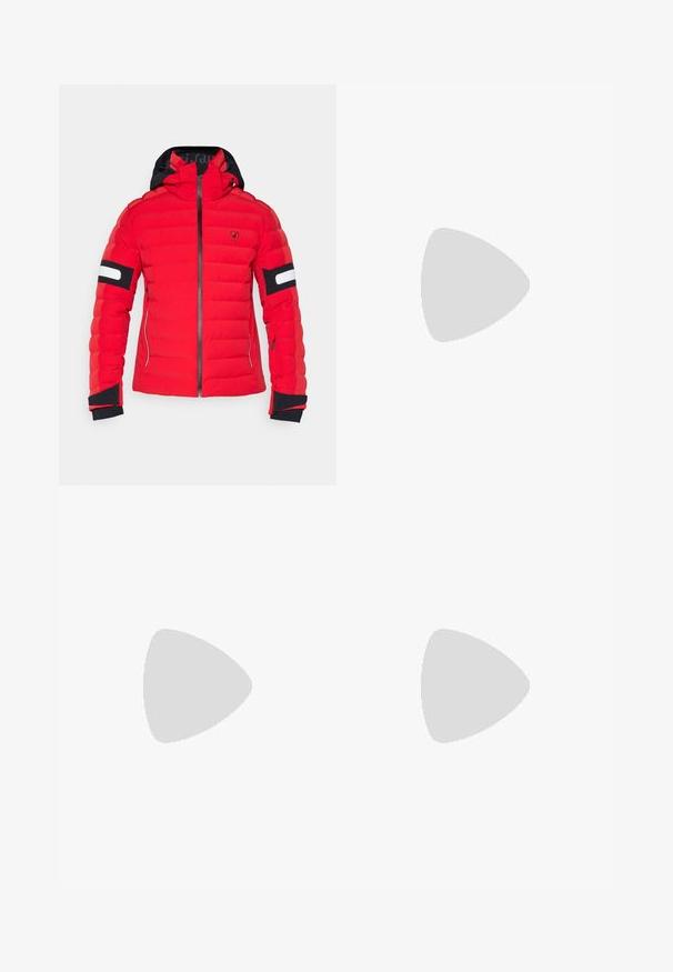 Czerwona ocieplana kurtka z czarnym kapturem, z zapięciem na zamek, ribbowanymi manszetami oraz białymi akcentami na rękawach. Logo na piersi.; Biała bawełniana koszulka z czarnym nadrukiem graficznym, z tekstem i zakrzywionym logo. Okrągły dekolt i krótki rękaw. Gładka faktura.; Czarne spodenki sportowe wykonane z lekkiego materiału, z elastycznym pasem na sznurek, bocznymi kieszeniami i zwężanymi mankietami przy kostkach.; Czarne buty do biegania w terenie z teksturowaną cholewką, gumową podeszwą i wzmocnionym noskiem. Posiadają wyściełany kołnierz oraz uchwyt do łatwego zakładania.