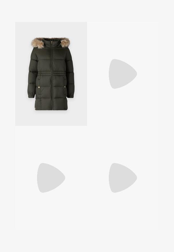 Vero Moda Petite VMPINAR COAT - Geacă - dark green; Tricou negru din bumbac, mâneci scurte, guler rotund, croială lejeră, textură netedă, design simplu, fără modele sau accente.; Pantaloni negri cu picior larg, având un baret elastic. Confecționați dintr-un material texturat, cu un croi lejer și linie dreaptă de la șolduri până la tiv.; Sandal cu barete negre, cu vârf pătrat și toc mic de bloc. Prezintă mai multe barete subțiri și o bareta ajustabilă la gleznă. Fabricat din piele netedă.