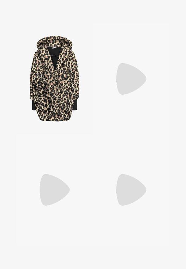 Leopardprint hooded badjas met een zachte, gestructureerde stof in zwart, beige en roze tinten. Inclusief lange mouwen en voorzakken.; Zwart cropped t-shirt van katoen. Heeft korte mouwen en een ronde halslijn. Glad materiaal met een eenvoudig ontwerp, geen extra patronen.; Zwarte wijde broek gemaakt van soepel, glanzend materiaal met een elastische tailleband en zonder zichtbare zakken of hardware-details.; Zwarte canvas sneakers met witte veters, een witte rubberen teenkap en een chunky witte tussenzool. Bevat subtiele witte stiksels en een gumzool.