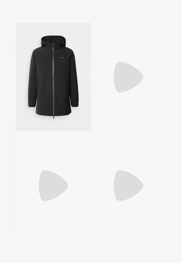 Veste à capuche noire en matériau doux et isolant. Elle dispose d'une fermeture éclair à l'avant, de poches latérales et d'un design minimaliste avec un petit logo.; T-shirt en coton noir avec des manches courtes, col ras du cou, et un petit logo brodé sur la poitrine gauche. Texture lisse, coupe régulière.; Pantalon noir en tissu lisse, avec une fermeture à bouton sur le devant, des plis et des jambes droites. Aucun motif ou accent visible.; Baskets en cuir noir avec texture perforée, bout rond et semelle en caoutchouc blanc plat. Dispose de lacets noirs et d'un logo discret sur le côté.