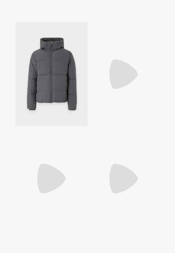 Veste matelassée grise avec un col haut et une capuche intégrée, dotée d'un zip avant, de sections cousues pour l'isolation et de poignets élastiqués.; T-shirt en coton gris avec un col rond, des manches courtes et un logo G-Star RAW imprimé en blanc sur la poitrine.; Pantalons cargo gris clair avec poches latérales, poignets élastiques et fermeture à bouton. Fabriqués en tissu durable avec une texture lisse.; Des baskets en cuir blanc avec une finition lisse, un bout rond, des lacets plats et une semelle texturée. Accents en daim gris au niveau du talon.