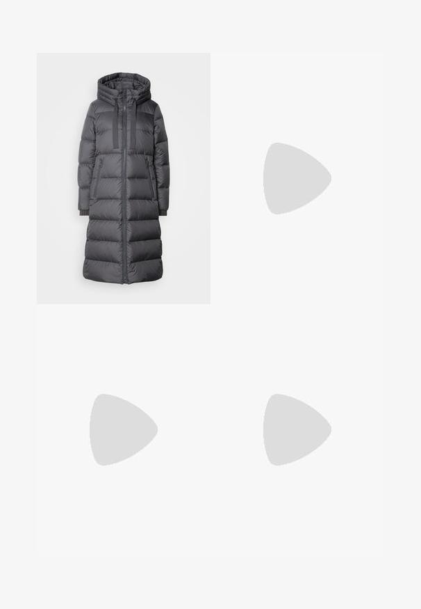 Marc O'Polo LONG COAT FEMININE SHAPE WITH HOOD - Untuvatakki - light graphite; Musta hihaton paita, joka on valmistettu pehmeästä ja joustavasta kankaasta. Siinä on pyöreä kaula-aukko ja leveät olkaimet, muotoiltu siluetti ja sileä rakenne.; Korkeavyötäröiset skinny-farkut vaaleansinisessä denimissä. Ominaisuuksiin kuuluu viisi taskua, etupainon sulkija ja klassinen ompeluyksityiskohta ympäriinsä.; Mustat nahkakengät, joissa on pyöristetty kärki, matala profiili ja nauhakiinnitys. Yhdistetty sinisiin, sopiviin farkkuihin ja puulattia taustana.