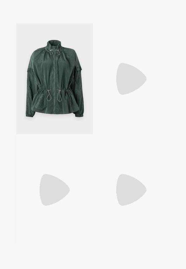 Jachetă verde ușoară cu guler înalt, fermoar frontal, cordon elastic la talie și manșete ribbate. Prezintă un material din nailon texturat.; Tricou cu mânecă scurtă de culoare maro pal, fabricat din bumbac neted, cu un guler rotund clasic și detalii de cusătură minime.; Jeanși scurți de culoare bleu deschis, cu o croială largă, talie medie și cusături vizibile. Dispun de buzunare laterale și la spate, și se închid cu un nasture.; Tenis alb din piele cu fanta pe vârful piciorului, talpă texturată și șireturi albe, purtat cu pantaloni larga roșii și un fundal albastru și galben.