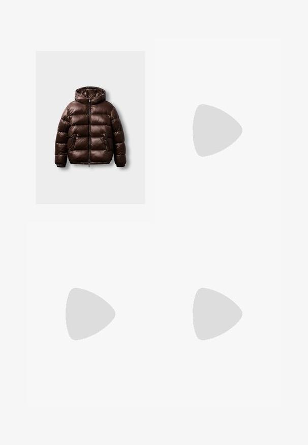 Brun pufferjakke med en skinnende, quilted overflate, hette, frontlommer og full glidelåslukking. Myk tekstur med en voluminøs silhuett.; Hvit bomull t-skjorte med korte ermer, rund utringning, avslappet passform, og ingen synlige logoer eller mønstre. Glatt tekstur og minimalistisk design.; Svart joggebukse laget av myk stoff, med elastisk midje med snøring, ribbede mansjetter og en liten logo på venstre lår.; Hvite skinnsneakers med perforeringer, rund tå, flat såle og tykke lisser, med en synlig swoosh-logo og "AIR" på hælen.
