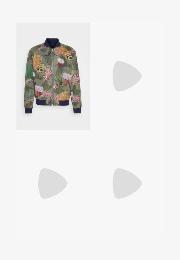 Scotch & Soda PRINTED REVERSIBLE JACKET - Chaquetas bomber - navy blue/multi-colour; Suéter de cuello alto de un oscuro color navy, hecho de un tejido de punto fino, con mangas largas y un escote alto ajustado. Sin patrones ni acentos visibles.; Vaqueros de mezclilla negra con un corte recto, que presentan un cierre de botón y cremallera, cinco bolsillos y detalles de costura sutiles.; Zapato negro de cuero con cordones, punta redondeada, textura suave, costuras mínimas y tacón bajo de goma. Logo en el tacón.