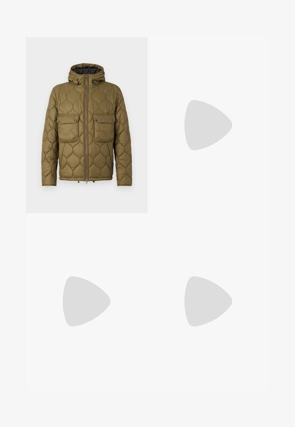 Jachetă cu căptușeală de culoare verde măslinie, cu glugă, două buzunare la piept, fermoar frontal și un model texturat. Material moale cu un aspect cald.; Cămașă albă din bumbac cu mâneci lungi, decolteu rotund, fante pe laterale la baza, cu o textură netedă, expusă din spate.; Jeans din denim bleu deschis cu un design drept, cinci buzunare, închidere cu buton, decolorare minimă și detalii de cusătură în contrast.; Adidași albi cu o suprafață din piele netedă și un profil jos. Au un vârf rotunjit, șase orificii pentru șireturi și o talpă din cauciuc texturată.