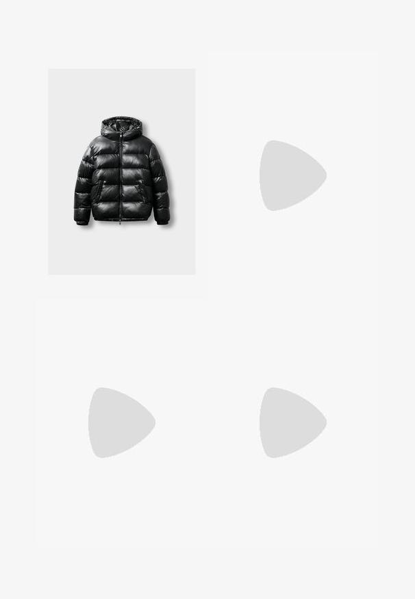 Čierna puffa bunda s kapucňou, so zipsom vpredu, dvoma bočnými vreckami a prešívaným dizajnom. Hladká, lesklá textúra s elastickými manžetami.; Sivá bavlnená tričko so zmesou s čiernym logom Nike; má malú nášivku Nike na bočnom leme; jednoduchý dizajn, krátke rukávy.; Béžové cargo nohavice vyrobené z ľahkej bavlny. Majú elastické manžety, viacero bočných vreciek a zapínanie na gombík.; Biele kožené tenisky s perforáciami, okrúhlou špičkou, plochou podrážkou a hrubými šnúrkami, pričom majú viditeľné logo swoosh a nápis "AIR" na päte.