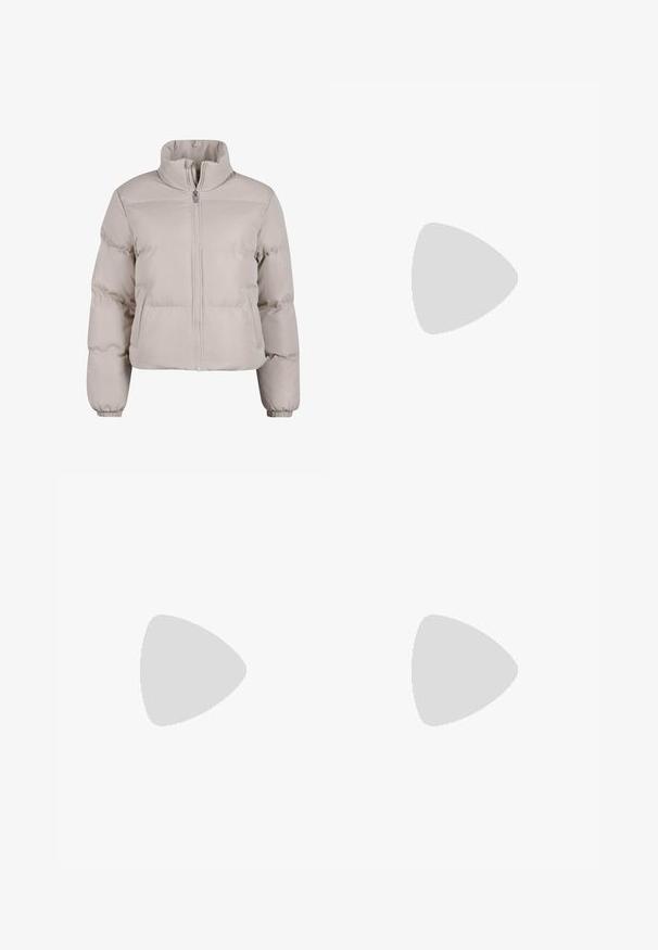 Šviesiai smėlio spalvos pufinė striukė su aukštu apykakle, visiškai užtrauktuku priekyje ir elastingomis rankogaliais. Turėti siuvimo sekcijas izoliacijai.; Sumažintas šviesiai pilkas megztinis su aukštu apykakle ir rūdytomis rankovėmis, su tekstūriniais kabelių raštais nugaroje ir šonuose.; Pločios kojos kelnės šviesiai bežinės spalvos, pagamintos iš lygaus audinio. Yra klasikinis juosmens dizainas ir lygūs priekiniai įsiuvai su švariomis linijomis.; Rudos gamtos nubuko Chelsea batai su elastingomis šoninėmis detalėmis ir storu, tekstūruotu platformos padu. Šiame modelyje yra kilpos elementas kulne, kuris palengvina apsiaustą.