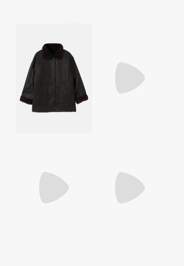 Zwarte leren jas met een bruin schapenvachtkraag en -manchetten, met een sluiting met knopen aan de voorkant en twee grote zijzakken.; sandro BRASSIERE  - Top - bleu ciel; Beige wijde broek met een hoge taille, voorzien van twee decoratieve voorkezen en gouden knopen aan beide zijden. Glad stofoppervlak.; Zwarte hoge sandalen met dunne banden, een gestructureerde afwerking, open teen en een slank, puntig hakontwerp. Beschikt over een gladde inlegzool en een glanzend oppervlak.