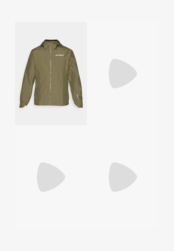 Adidas Terrex MULTI 2.5L - Vodotesná bunda - olive strata; Čierne tričko s krátkym rukávom vyrobené z ľahkého materiálu, s svetlo šedým logom "TERREX" na hrudi a klasickým výstrihom.; Ľahké khaki turistické nohavice značky Terrex s elastickým pásom, bočnou vreckom a detailom loga. Vyrobené z odolného, priedušného materiálu.; Ľahká trailová bežecká obuv s šedou a čiernou sieťovinou, oranžovými akcentmi a robustnou podrážkou pre trakciu. Nepremokavé Gore-Tex podšívka.