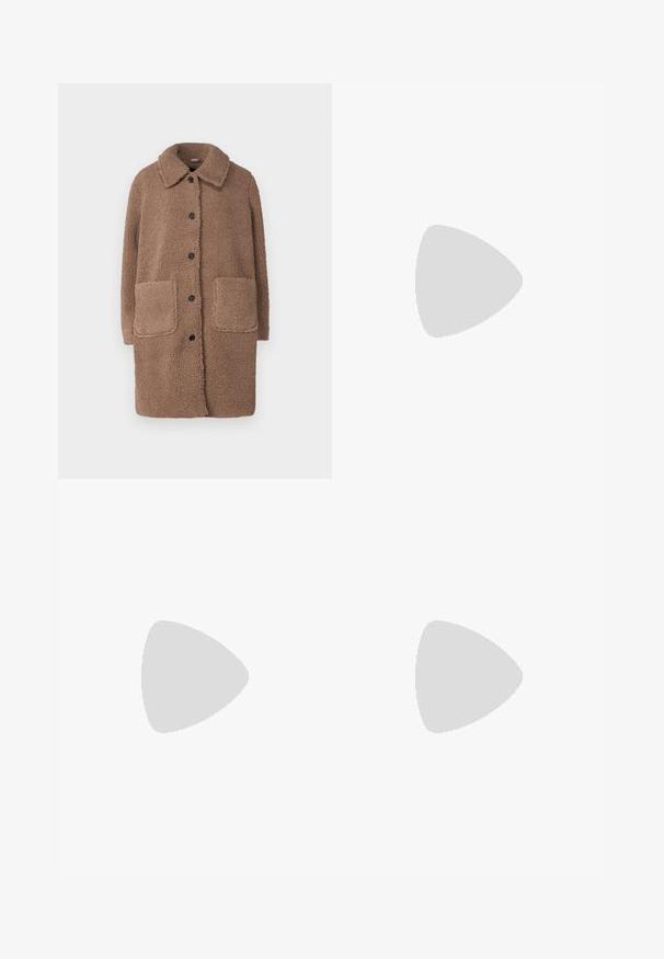 Pieces PCNADDY JACKET - Cappotto invernale - taupe gray; Gina Tricot SOFT TOUCH CROPPED TOP - Maglietta a manica lunga - pristine; Pantaloni neri su misura con taglio dritto, caratterizzati da una texture liscia e senza motivi visibili. Vita standard e finitura pulita.; Mocassini platform neri in pelle con punta arrotondata e fascia larga sulla tomaia. Presentano un tacco spesso e quadrato e una texture liscia.