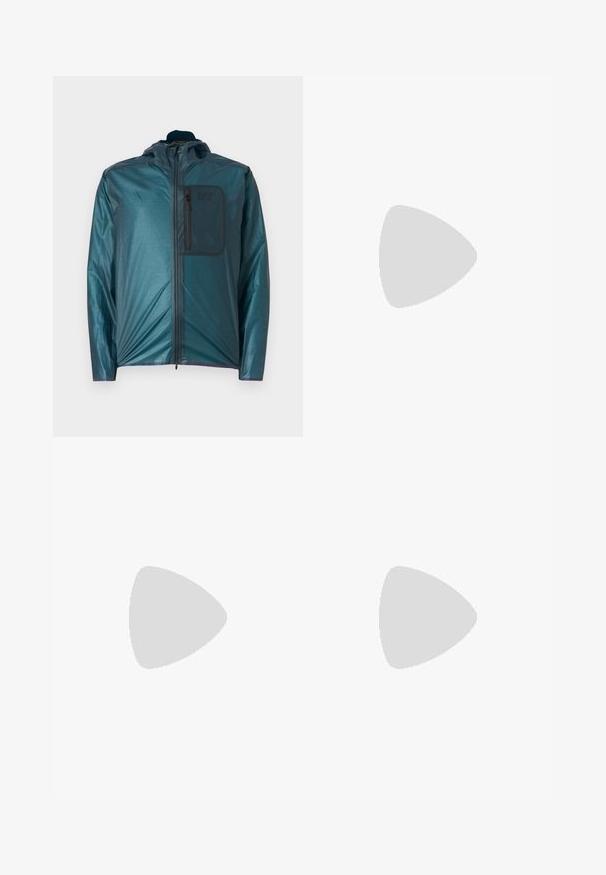 Teal letvægtsjakke med hætte, frontlynlås og brystlomme; glat tekstur og afslappet design. Har EA7-logo på lommen.; Hvid bomulds t-shirt med rund halsudskæring og korte ærmer, prydet med et gold EA7 Emporio Armani logo trykt på forsiden.; Sorte atletiske shorts lavet af blødt stof, med en elastisk talje og et lille gult EA7-logo nederst på venstre ben.; Hvide lædersneakers med en glat overflade, rund tå, flade snørebånd og en tekstureret sål. Har et diskret logo på hælen.