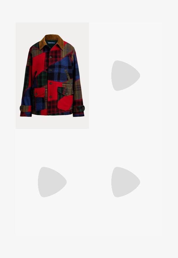 Chaqueta patchwork que presenta una mezcla de telas rojas, azules, verdes y marrones. Cuello de pana, cierre con botones y dos bolsillos delanteros. Patrón texturizado.; Camiseta de algodón negra con mangas cortas, cuello redondo y un pequeño logo blanco en la parte inferior izquierda. Ajuste clásico y cuadrado con mínimos detalles.; Pantalones de pierna ancha negros, fabricados en tejido entrelazado, con una cintura alta, cierre de botón en el frente y bolsillos laterales. Textura suave con líneas limpias.; Bota de cuero negro hasta la rodilla con punta redonda, tres hebillas de cinta en la parte superior y un detalle de hebilla lateral. Suela plana y textura suave.