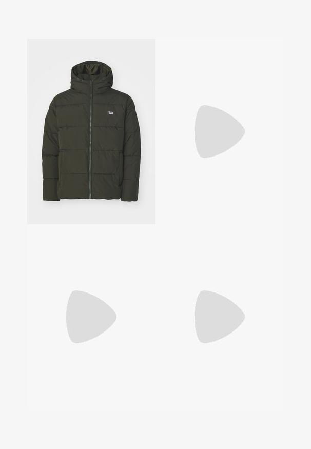 Giacca puffer verde oliva con cappuccio, dotata di una cerniera frontale e un piccolo logo bianco. Il tessuto sembra morbido e liscio con sezioni trapuntate.; T-shirt bianca a maniche lunghe realizzata in cotone. Design con collo rotondo, polsini a costine e un piccolo logo sulla manica sinistra. Texture liscia.; Pantaloni neri a gamba dritta realizzati in un tessuto a trama liscia, con chiusura frontale a bottone e tasche standard.; Sneaker in tessuto nero con lacci bianchi, suola in gomma beige e dettaglio rosso sul tallone. Punta arrotondata e minimo dettaglio di cucitura.