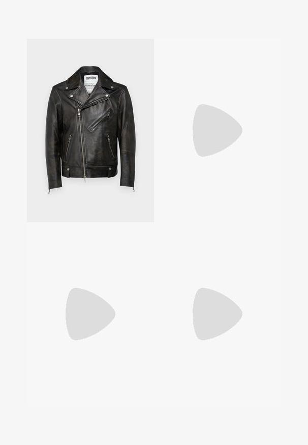 Svart läderbikerjacka med silverdetaljer, asymmetrisk dragkedja och tre fickor med dragkedja. Har en urtagen krage och texturerad yta.; Svart bomulls t-shirt med klassisk rund hals, korta ärmar och avslappnad passform. Slät textur, inga mönster eller utsmyckningar.; Mörkgrå byxor i vävd tyg, med rak bendesign, bälteshällor och en enkel knäppning i midjan.; Svarta läder Chelsea-boots med elastiska sidopaneler och en strukturerad gummisula, kombinerade med ljusblå uppvikta denimjeans.