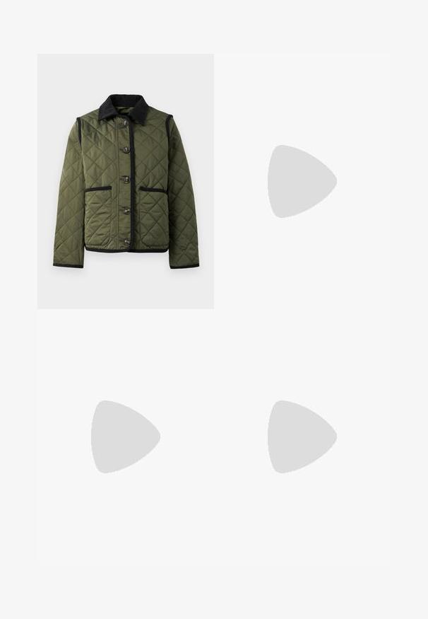 Giacca trapuntata verde con collo in corduroy nero, tasche frontali e chiusura a bottoni. Presenta un bordo nero a contrasto lungo i bordi e le tasche.; T-shirt bianca a spalle scoperte con maniche corte, realizzata in morbido cotone, caratterizzata da un design aderente e un orlo dritto.; Jeans in denim con un lavaggio blu medio, caratterizzati da una vita alta, una gamba larga e un design a cinque tasche standard con dettagli di cucitura visibili.; Scarpa décolleté con punta affusolata in tessuto blu chiaro con finitura texturizzata, caratterizzata da un'accollatura con fiocco e cinturino alla caviglia per una vestibilità sicura.