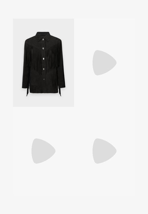Giacca in suede nera con dettagli in frange, bottoni frontali, colletto e tasche laterali. Presenta una superficie testurizzata e bordi netti.; Maglione nero a maniche lunghe con colletto a dolcevita realizzato in tessuto morbido, caratterizzato da un collo arricciato e una silhouette aderente con bordi semplici.; Pantaloni neri svasati con una texture liscia, vita sagomata e tasche frontali, progettati con un profilo elegante e moderno.; Pumps slingback in pelle verniciata nera con punta affilata, tacco sottile e un design con ritagli delicati. Caratterizzate da una fibbia dorata sul cinturino.