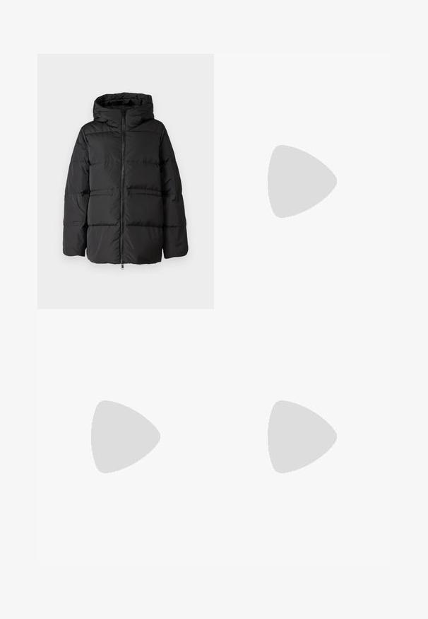 Juodas pūkinis švarkas su gobtuvu, priekinėmis užtrauktukais ir horizontaliais siūlais izoliacijai. Lygus tekstūra su kvadratiniu siluetu.; JDY JDYDINEA REVERSIBLE - Džemperis - fern; Šviesiai mėlyna džinsinė pieštuko sijonas su tiesiu siluetu, priekiniais mygtukais ir subtiliu blukimu. Apačia siekia virš kelių.; Juodos odinės aulinukės su apvalia nosimi, raišteliais priekyje ir storesniu guminio pado apačioje su tekstūruotu raštu. Priekyje yra kilputė.; Juodas odinis dėkliukas su atvarteliu ir auksinės metalinės sagties detalėmis. Įeina juodas diržas ir elegantiškas, minimalistinis dizainas.