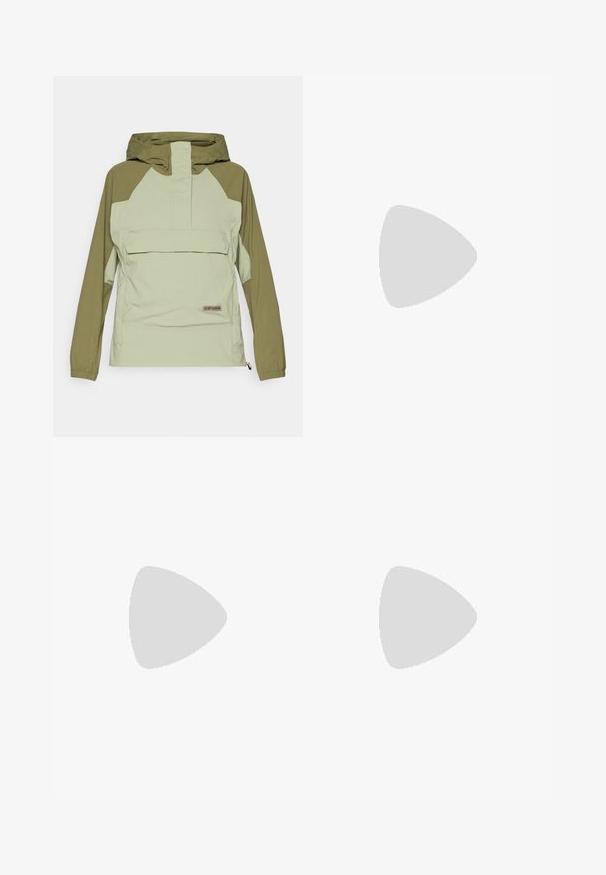 Lys grønn og olivengrønn anorakkjakke med hette, med en frontlomme, elastiske mansjetter og et merket patch. Materialet virker glatt og lett.; Mørk langermet T-skjorte laget av teksturert stoff, med rund hals og en liten hvit logo på venstre brystområde.; Svarte, lette, vannavstøtende bukser med elastisk midje og to sidelommer; glatt tekstur; rett ben-design.; Lys blå løpesko med strukturert overdel, GORE-TEX-etikett, tykk hvit såle og svart Vibram yttersåle. Reflekterende detaljer og bakre trekkfelt.