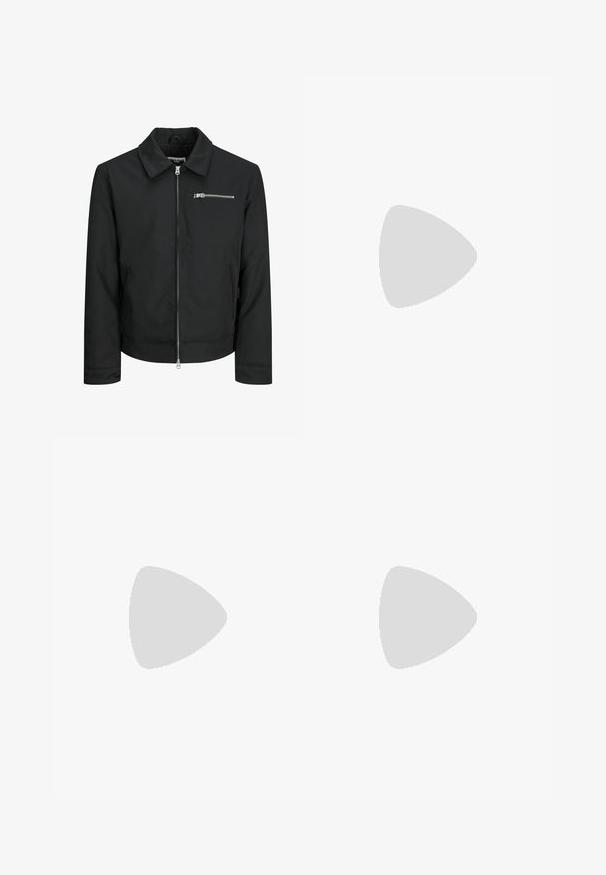 Jack & Jones Suvejakk - black; Musta kõrge kaelusega kampsun, mis on valmistatud pehmest kudumist materjalist. Omab pikki varrukaid, soonikpitsiga kaela- ja alumist äärt. Lihtne ja sujuv disain ilma mustriteta.; Mustadest denimist püksid, millel on sirge jalg, viie tasku disain ja eesnupuga sulgur. Sile tekstuur koos minimaalsete õmblustega.; Mustad mustad Chelsea saapad elastsete külgpanelidega ja tõmbenööridega. Ümar varvas ja lame kummitald, millel on sile viimistlus.