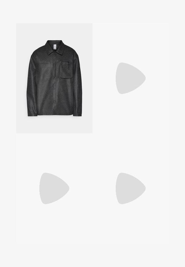 Svart teksturert skjortejakke med krage, lange ermer og lomme foran; har en glidelås-lomme og et subtilt mønster på stoffet.; Nike svart bomull T-skjorte med klassisk rund hals, korte ermer, og en subtil, preget logo på brystet. Glatt tekstur.; Svarte casual bukser med strikk i livet, sidelommer og rett bein på en ensfarget bakgrunn.; Svarte sportssko med teksturert stoff og gummisåler, med elastiske lisser og en blå detalj på hælen. Brukt med lyse denimbukser.