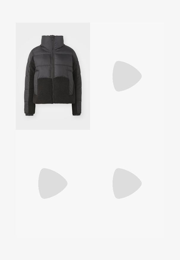 Črna napihnjena jakna z visokim ovratnikom, ki ima kontrastni črni flis panel spredaj in na straneh ter zadrgo.; Črn T-majica iz bombaža s kratkimi rokavi. Na sprednji strani ima belo grafiko pajkove mreže in logo. Preprost okrogli izrez.; Črne široke kavbojke iz denima, ki imajo kontrastne bele šive in sprednje gumbno zapiranje, ter dve nagnjeni sprednji žepi.; Kremne usnjene superge s tremi temnimi črtami, rjavim gumjastim podplatom in zaobljenim nosom. Imajo zložljiv jezik z oznako "SAMBA."