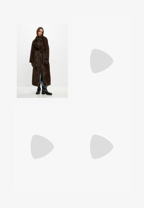 Cesare Gaspari REVERSIBLE LONG - Winter coat - black leopard; Even&Odd Print T-shirt - black; High-waisted black denim jeans with a wide-leg cut, five-pocket design, and visible stitching. Fabric has a smooth, slightly textured finish.; Even&Odd High heeled sandals - black