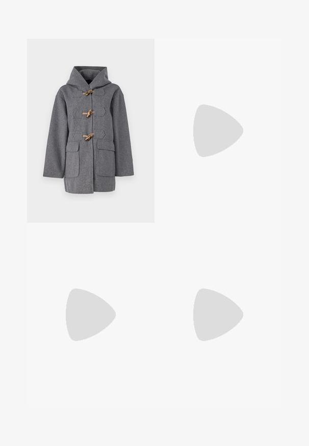 Cappotto grigio in lana con cappuccio, dotato di chiusura a toggle, due tasche frontali e taglio dritto. Texture liscia e design minimale.; Even&Odd Petite 2 PACK - Top - light grey/black; ONLY Petite ONLMADISON BLUSH WIDE - Wide Leg - dark blue denim; Mocassini in pelle verniciata nera con suola spessa nera e dettagli in hardware dorato. Texture liscia e design con punta arrotondata.; Orecchini a cerchio in metallo argento con finitura spazzolata, caratterizzati da un design circolare e un gancio trasparente sul retro per una vestibilità sicura.