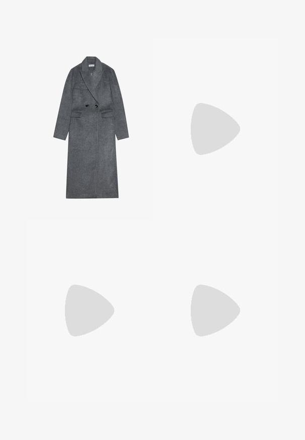 Sivý vlněný kabát s dvojitým zapínaním, s klopovým rýsom a dvoma prednými vreckami. Má čierne gombíky a rovné rukávy.; Sivý pruhovaný top s dlhým rukávom a okrúhlym výstrihom s voľným strihom. Vertikálne pruhy v svetlosivej farbe kontrastujú s tmavšou textúrou látky.; Čierna plisovaná sukňa s vysokým, elastickým pásom. Vyrobená z mäkkej látky, pričom má vertikálne plisovanie pre plynulý siluetu.; Čierne lakované kožené lodičky so slingback dizajnom, špicatou špičkou, zaobleným výrezom a blokovým podpätkom. Obsahuje akcent zlatého tónu s prackou.; Čierna kabelka so štruktúrovaným tvarom, hladkou textúrou a kovovou sponou. V kombinácii so širokými čiernymi nohavicami a sandálmi s otvorenou špičkou na drevenej podlahe.