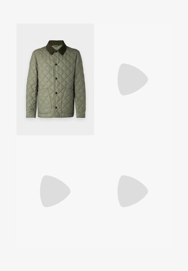 Barbour LINDFIELD JACKET - Light jacket - green slate; BOSS TEE - Basic T-shirt - open white; Beige cotton trousers with a straight-leg cut, featuring a button closure and pleats at the front for added detail.; White leather sneaker featuring a textured upper, a round toe, minimalistic design, and a rubber sole with stitched detailing.