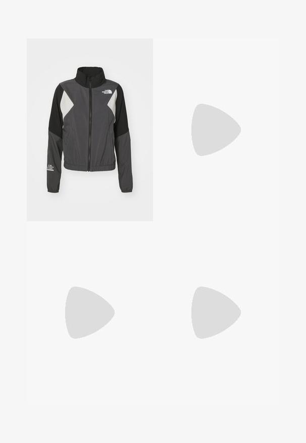 Giacca grigia con accenti neri e bianchi, zip frontale, colletto alto e polsini elastici. Logo visibile sul petto e sulla manica. Materiale leggero.; Maglietta atletica nera a maniche corte realizzata in tessuto leggero. Presenta un collo rotondo, un motivo tessurizzato e un logo bianco sulla parte superiore sinistra del petto.; Pantaloni corti sportivi neri realizzati in tessuto elasticizzato, dotati di un alto elastico in vita e del logo The North Face in bianco sul lato destro inferiore.; Scarpa da corsa beige chiaro con tomaia in rete testurizzata, accenti grigi, suola in gomma resistente e un tassello posteriore per facilitare l'indossamento.