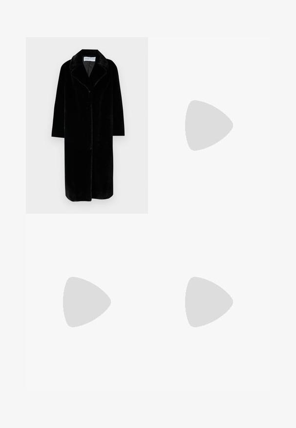 STAND STUDIO MARIA COAT - Ziemas mētelis - black; Melnas īsām piedurknēm T-krekls no mīkstas kokvilnas, ar apaļu izgriezumu un gludu, vienmērīgu tekstūru ar minimālu dizainu.; Adīts balts midi svārki ar teksturētu rakstu, kas ietver vertikālas līnijas un izgriezumus pie apakšmalas. Elastīgs vidukļa jostasvads. Mīksts materiāls.; Melna ādas baleta kurpe ar noapaļotu purngalu, gludu tekstūru, minimālu šuvju detalizāciju un elastīgu zoles dizainu.; Bordo ādas rokas soma ar atloku, zeltītām detaļām, plecu siksnu un gludu virsmu. Kompakta, taisnstūrveida forma.