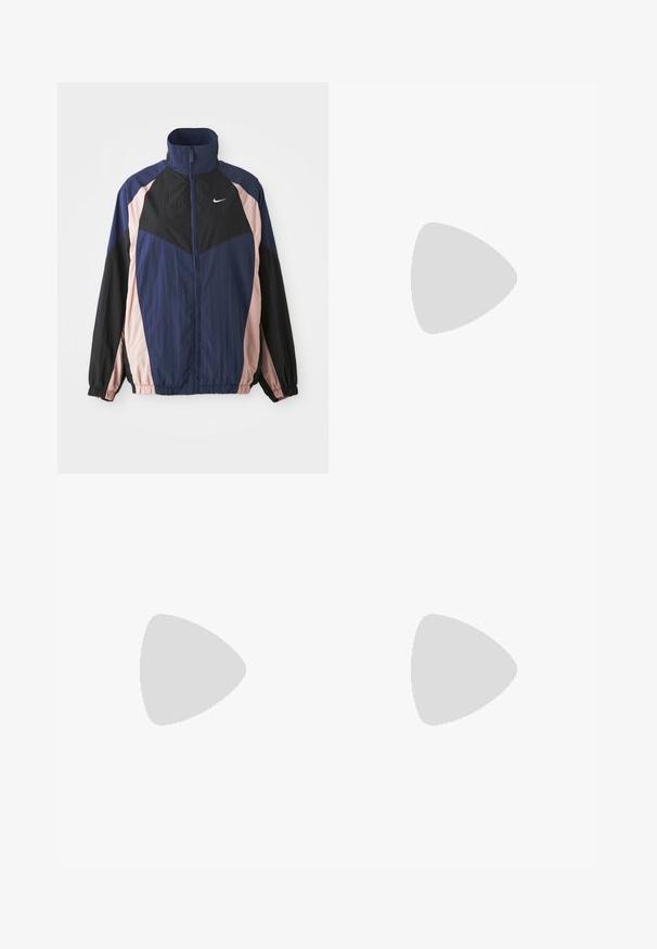 Vindjakke med høy krage, lett stoff, og fargedelt design i marineblå, svart og lys rosa med elastiske mansjetter.; Svart T-skjorte med kort arm laget av bomull med rund hals. Har en hvit Nike-logo på brystet, minimalistisk design og tettsittende fasong.; Svarte treningsbukser med en blank, glatt stoff, som har et elastisk liv, vide ben og en liten logo på venstre side.; Sorte Nike joggesko med en glatt stoffoverdel, med et gradientdesign fra blått til svart, hvit såle og fremtredende logoaksenter.