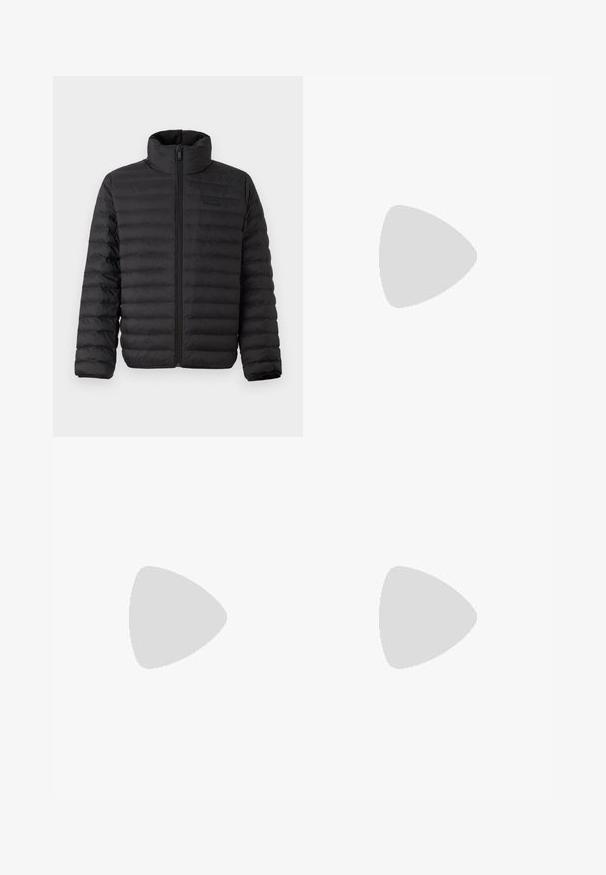 Geacă puffer neagră cu guler înalt, design cu matlasare orizontală și fermoar frontal. Material moale, rezistent la apă, cu un detaliu de branding minim.; Tricou alb din bumbac cu un imprimeu roșu mare al textului "CALVIN KLEIN" pe față, cu guler rotund și mâneci scurte.; Pantaloni bej cu croială dreaptă, având pliuri, închidere cu nasture și căptușeală pentru curea. Țesătură netedă cu un aspect curat și croială impecabilă.; Tenis alb cu un superior din plasă și material sintetic, vârf rotund, șireturi plate și o dungi texturată pe lateral. Talpă din cauciuc cu un tab la spate.