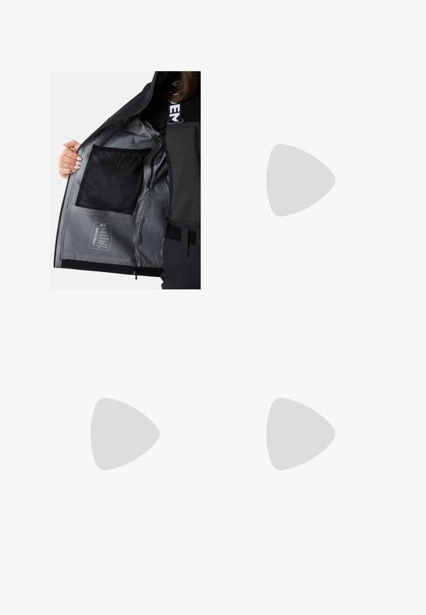 Inderside af sort vandtæt jakke med sølvfarvet foring, netlomme og plejeetiket, der beskriver stoffets egenskaber og funktioner.; Brun langærmet skjorte lavet af glat stof. Har en rund halsudskæring og lige kant, uden synlige mønstre eller accenter.; Leopardprint midi-nederdel i glat satin. Har en tætsiddende silhuet med en lille slids i kanten for bevægelse. Neutral beige og brun.; Kniehøje bordeaux læderstøvler med en slank, struktureret finish, spids tå og en tynd, stablet hæl for ekstra højde.