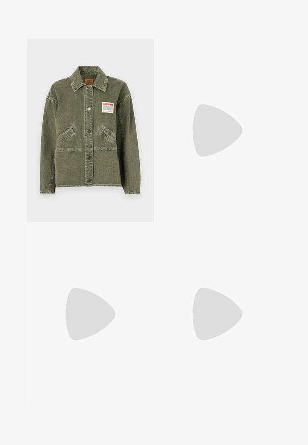 American Vintage UZATOWN - Džinsinis švarkelis - olive; Balta liniška marškiniai su ilgomis rankovėmis, mygtukų užsegimu priekyje ir apykakle. Vientisą krūtinės dalyje puošia mažas mėlynas išsiuvinėtas logotipas.; Šviesiai mėlynos džinsinės kelnės su tiesiu kirpimu, penkių kišenių dizainu ir mygtukų užsegimu. Pasižymi subtiliu nusidėvėjimu ir oranžiniais siūlais.; Rudos suede'o slip-on tipo batai su žemu kulnu, reguliuojama juosta su sidabriniu sagtimi ir juodu guminimu padu.